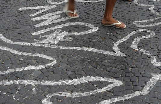 Arma de fogo mata uma criança ou adolescente por hora no Brasil