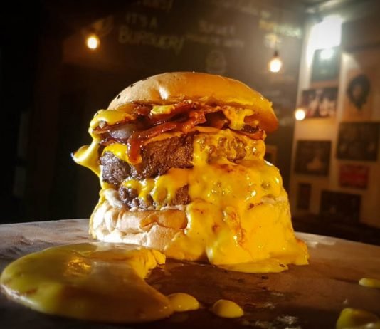Burger duplo e creme de cheddar: The Trooper 2.0 já está disponível no Mr. Beef