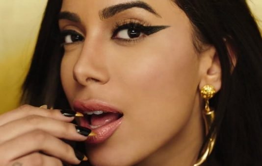 Saiba como produzir os delineados de Anitta e Bruna Marquezine