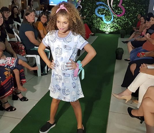 Mania de Marias reúne 70 crianças para apresentar a nova coleção da loja durante desfile