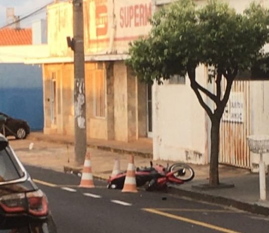 Jovem morre em acidente de moto em frente à Delegacia