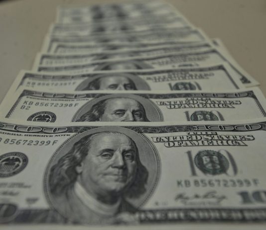 Dólar passa de R$ 4,36 e renova recorde desde criação do real