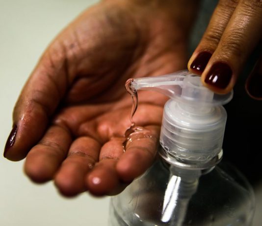 Forças Armadas ampliam produção de álcool em gel e cloroquina