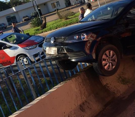Acidente no trevo de Mirassol arremessa veículo contra gradil de proteção de pontilhão