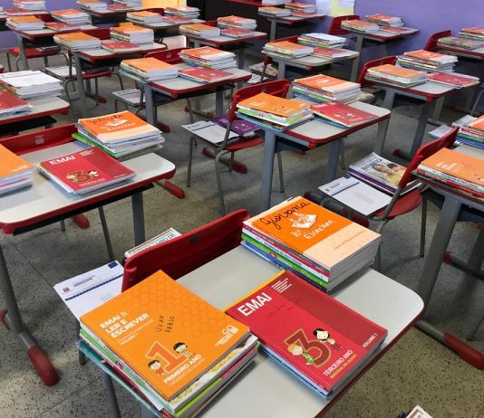 Alunos da rede estadual recebem kits escolares para estudar em casa