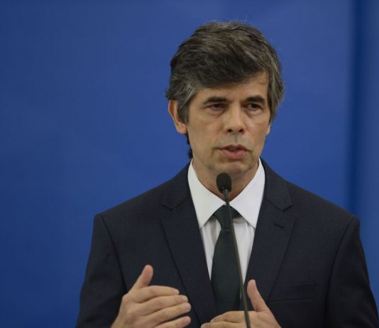 Nelson Teich pede demissão do Ministério da Saúde
