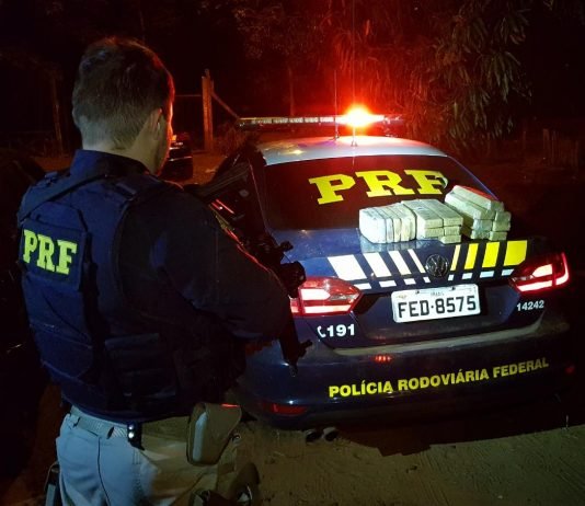 Após fuga da polícia, homem abandona veículo com 14 kg de maconha