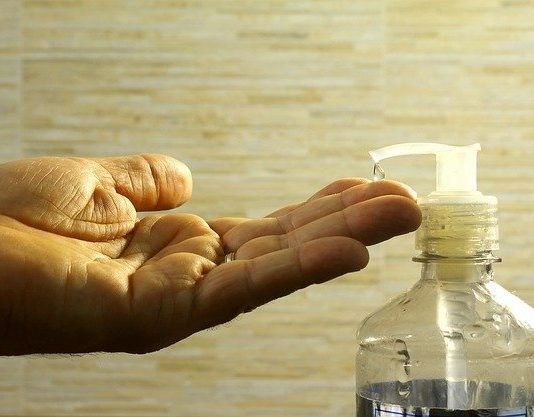 Grupo pede doações de potes de álcool gel para moradores em situação de rua