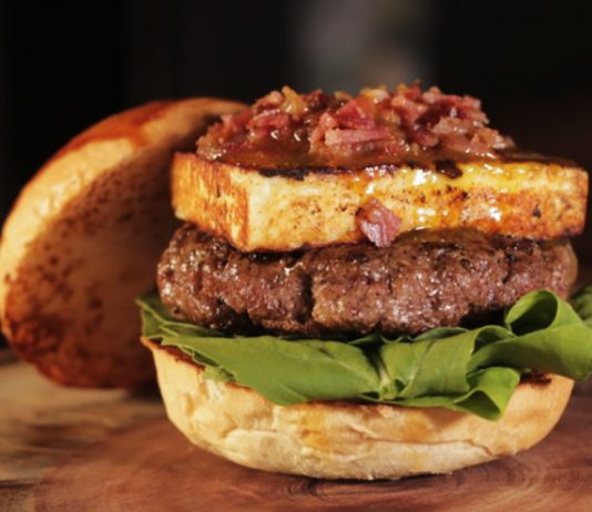Burger de costela e MUITO queijo: conheça o Wild Honey, novo lanche do Mr. Beef