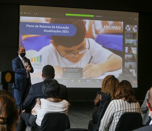 Governo de SP apresenta programa de volta às aulas na rede estadual a 645 prefeitos