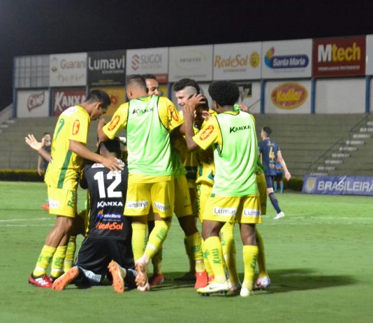 Leão vira pra cima da Aparecidense e larga na frente nas quartas