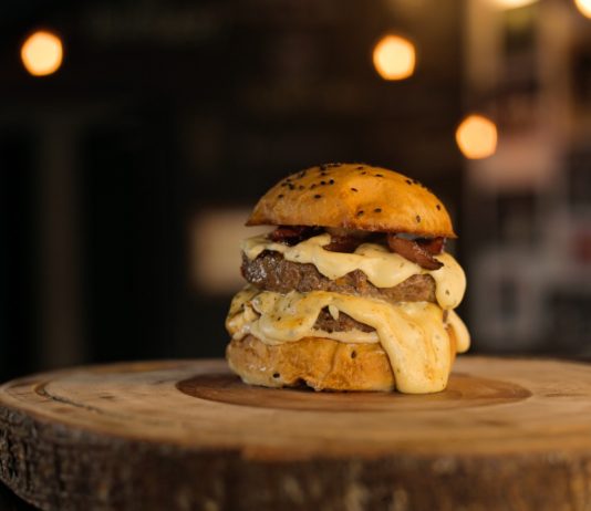 Mr. Beef relança Valhalla, lanche com até dois burgers e muito creme de queijo