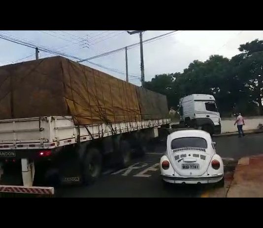 Cruzamento no Centro se torna “ponto de enrosco” de carretas
