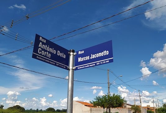 Vereadores aprovam projeto para setor privado “adotar” placas de rua