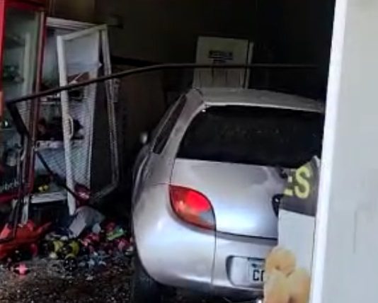 Motorista perde o controle da direção e carro invade padaria em Mirassol