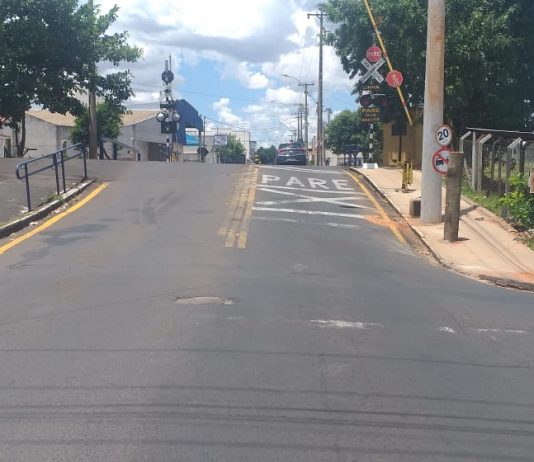 Rumo retira sinalização de solo da passagem de nível na rua Rui Barbosa