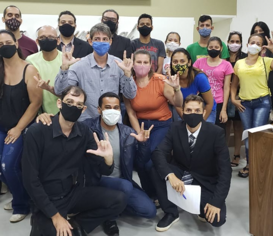 Comunidade surda de Mirassol participa de sessão ordinária com intérpretes de libras