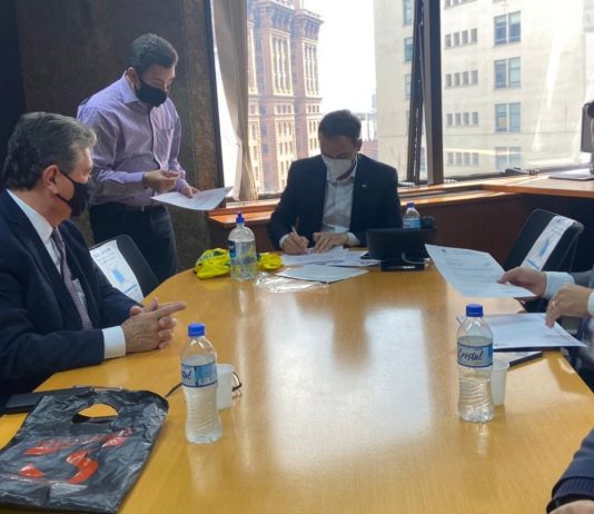 Prefeito pede instalação de Poupatempo durante visita ao Detran