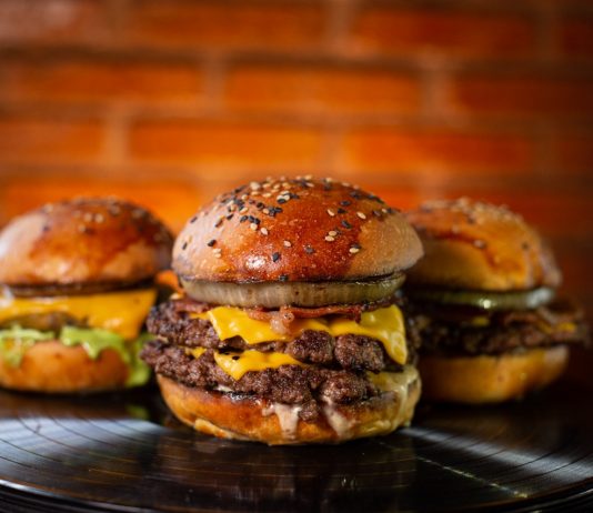 “Burger do Mês” no Mr. Beef é da linha smash e em três versões