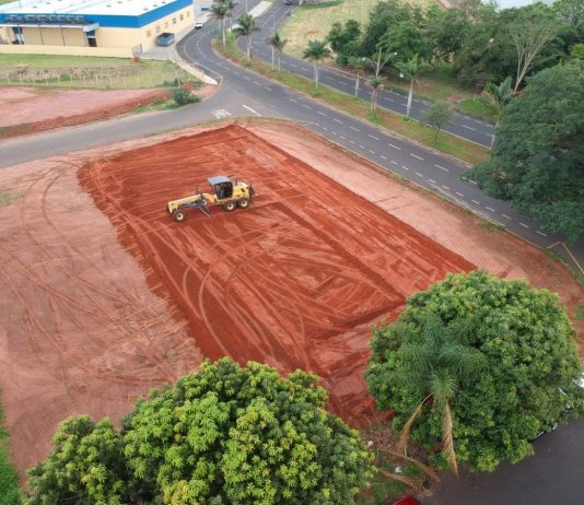 Mirassol inicia instalação de campo de futebol e basquete 3×3 no bairro Regissol
