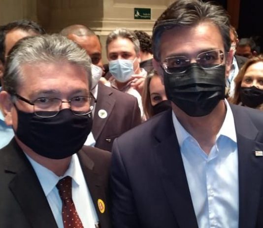 Prefeito assina convênios para reformas, pavimentação, recape e obra de UBS