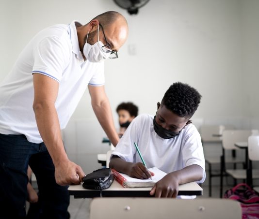 Professor da rede estadual de SP terá até 73% de aumento