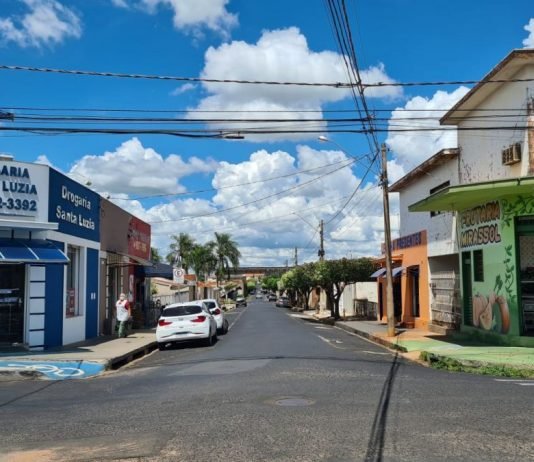Reparos na rede de água interditam cruzamento na região central