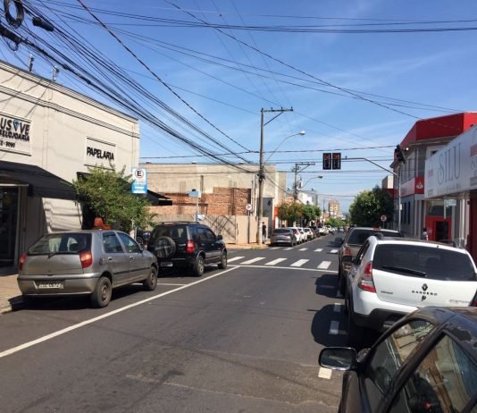 Detrami interdita trecho da rua 9 de julho na noite desta segunda (11)