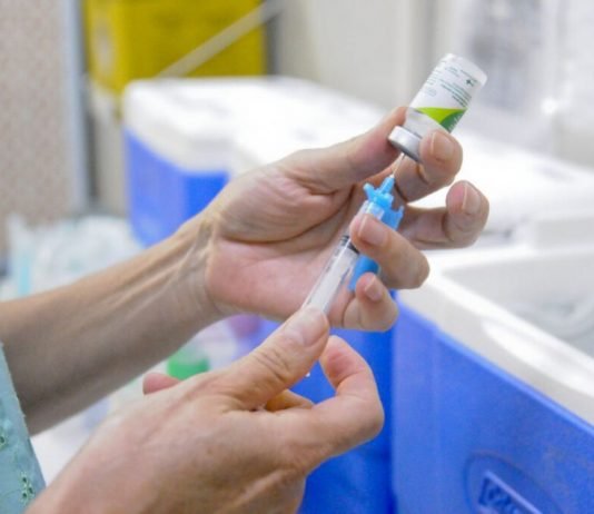 Postão volta a abrir vacinação contra Covid-19 e Gripe aos sábados