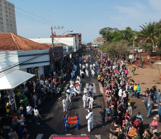 Desfile Cívico reúne cerca de 5 mil pessoas na Praça Dr. Anísio José Moreira