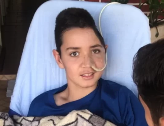 Família faz vaquinha para ajudar a custear tratamentos de adolescente acidentado