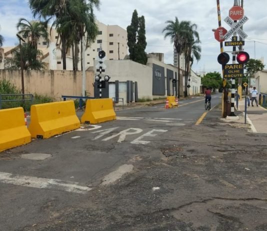 Cruzamento com via férrea no centro será interditado nesta quinta (24)