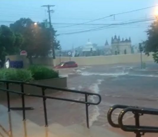 Tempestade provoca estragos e alagamentos em ruas e casas em Mirassol