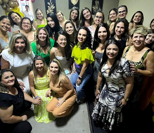 Mulheres empreendedoras se reúnem durante jantar para o primeiro encontro de 2023
