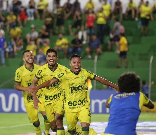 Leão goleia o Ferroviária em casa por 4 a 1