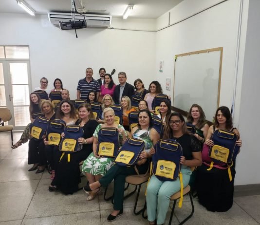 Educação entrega 5.400 mochilas para as 16 unidades escolares do município