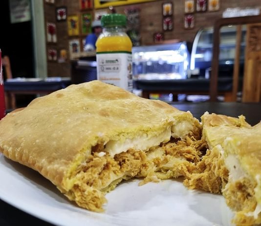 Restaurante Caipirão ganha destaque na região com o lançamento da famosa “pizza frita”