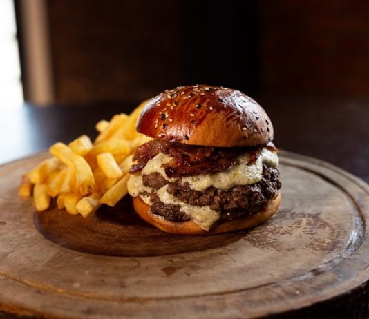 M. Beef lança burger com blend de queijos para o Grito Rock