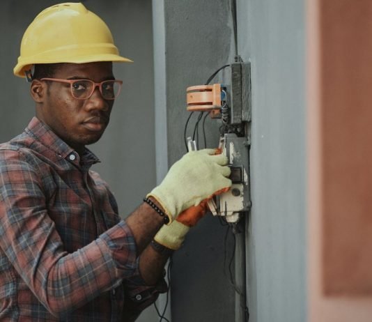 Cursos de fundamentos e reparos em instalações elétricas residenciais estão com inscrições abertas