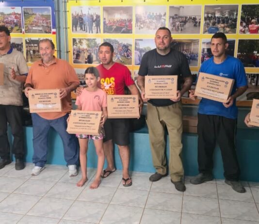 Metalúrgicos começam a receber kits escolares para os filhos