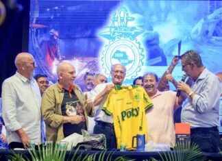 Sindicalista presenteia Geraldo Alckmin com camiseta do Mirassol FC
